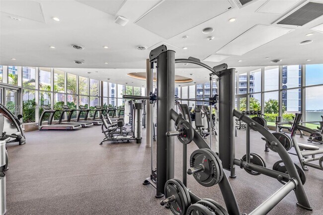 Building Photo - 700 NE 24th St