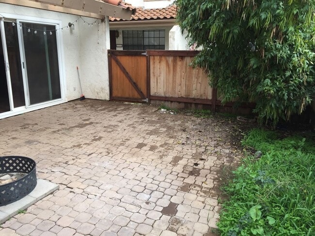 Building Photo - Escondido 3 Br Gated LOVELY Townhome 2 pat...