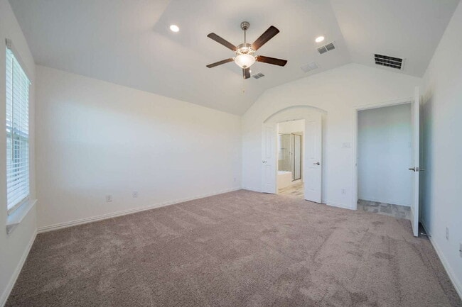 Building Photo - Welcome home to you new 3 bed 2 bath locat...