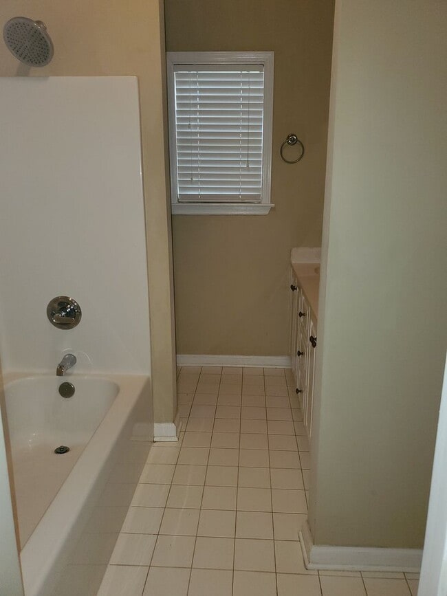 Building Photo - Beautiful 2 Bedroom 2 Bath Available 10/10...
