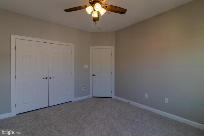 Building Photo - 323 Community Center Ave