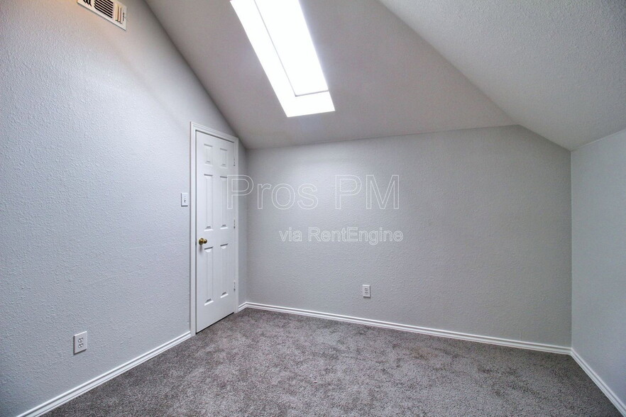 Building Photo - 8435 Creekside Cir
