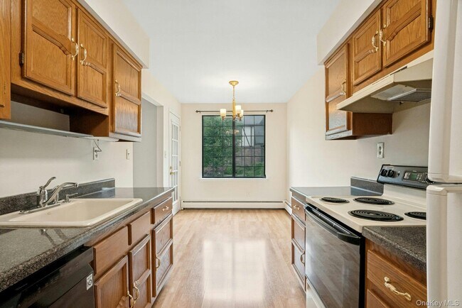 Building Photo - 8 Foxwood Dr