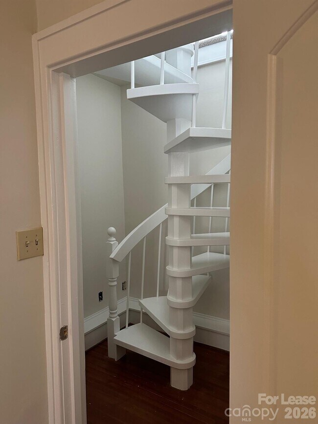 Building Photo - 407 W 9th St