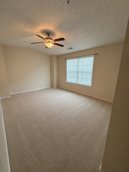 Building Photo - 209 Riverstone Commons Cir