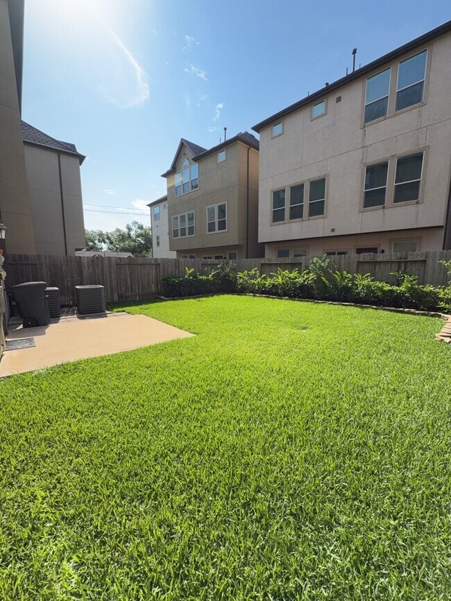 Building Photo - 10607 Enclave Shadows Ct
