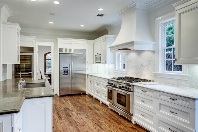 Building Photo - 2435 Stanmore Dr