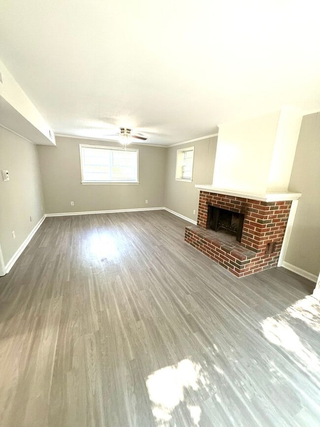 Building Photo - **5 Bedroom 3 bath located in Forest Hills...