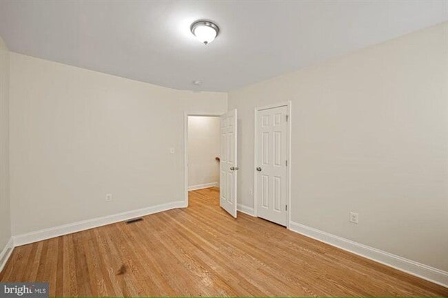 Building Photo - Available Now- Beautiful 3 Bedroom, 2 Bath...
