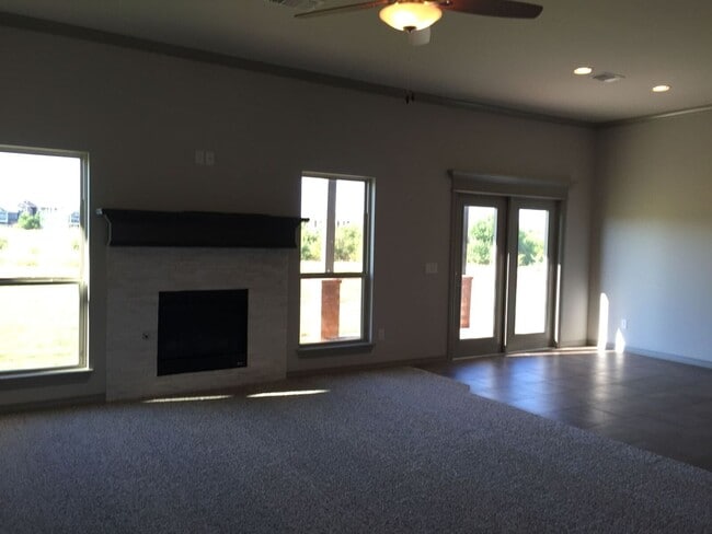 Building Photo - 3 Bed | 2 Bath Home - Deer Creek Schools - Storm Shelter - Rockwell Village Addition