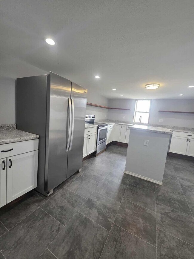 Building Photo - Charming Farm House!