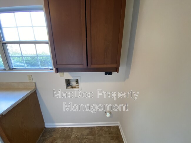 Building Photo - 104 Kings Mill Dr
