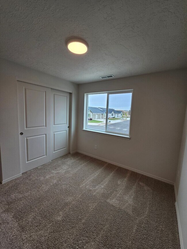 Building Photo - 940 Starview Ave
