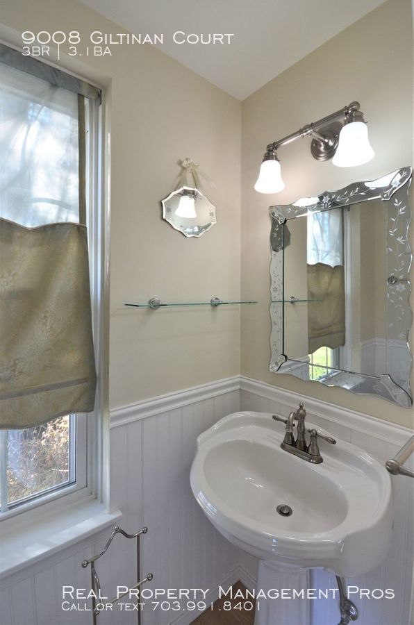 Building Photo - Charming End Unit by Huntsman Lake!