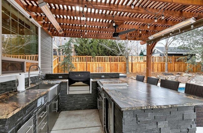 Building Photo - Beautiful home perfect for entertaining