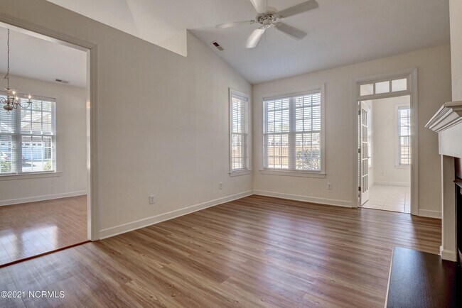 Building Photo - 1302 Suncrest Way