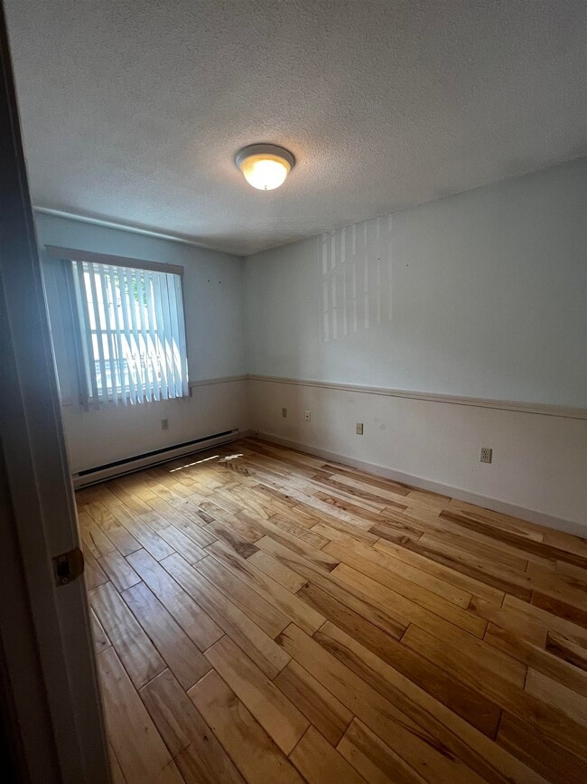 Building Photo - 811 Dix St