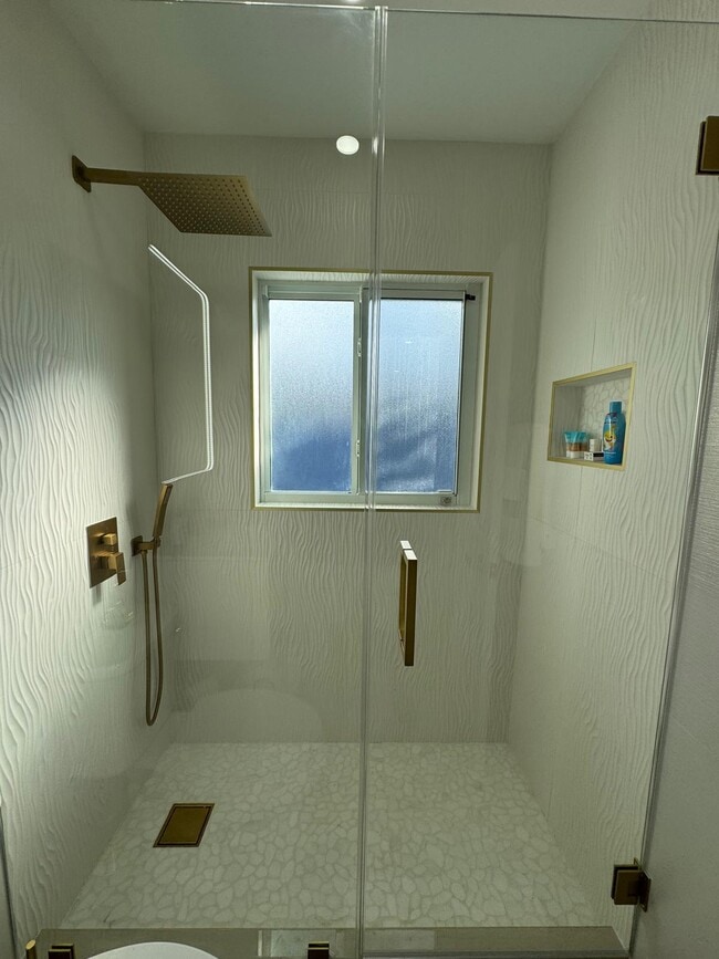 Building Photo - 1900 NE 2nd St