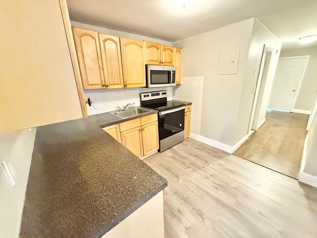 Building Photo - Newly Renovated 2 Bedroom with Off-Street ...