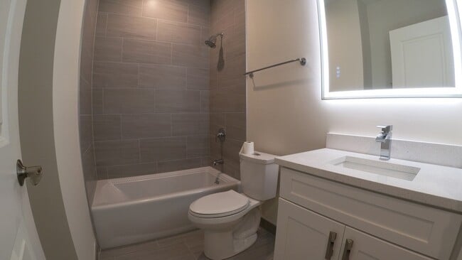 Building Photo - 1701 W Chicago Ave