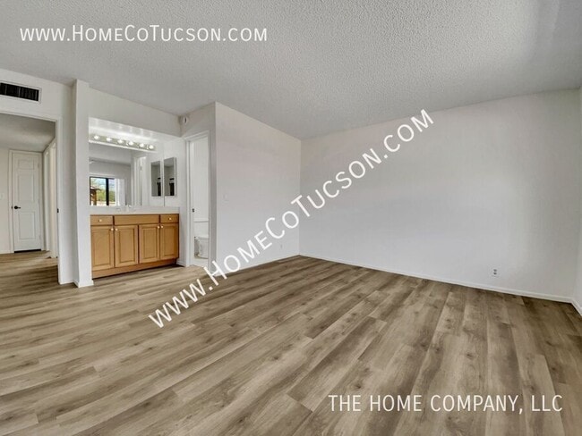 Building Photo - 5243 N Stonehouse Pl