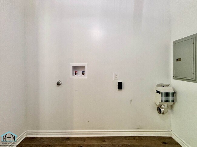 Building Photo - Cozy and Bright 3bedroom/1bath Vintage cha...