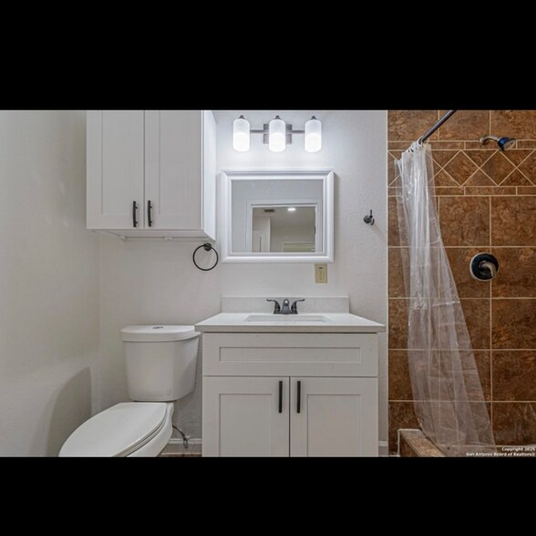 Building Photo - 210 N San Jacinto St