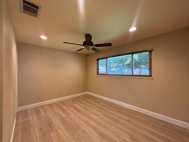 Building Photo - 401 Klamath Dr