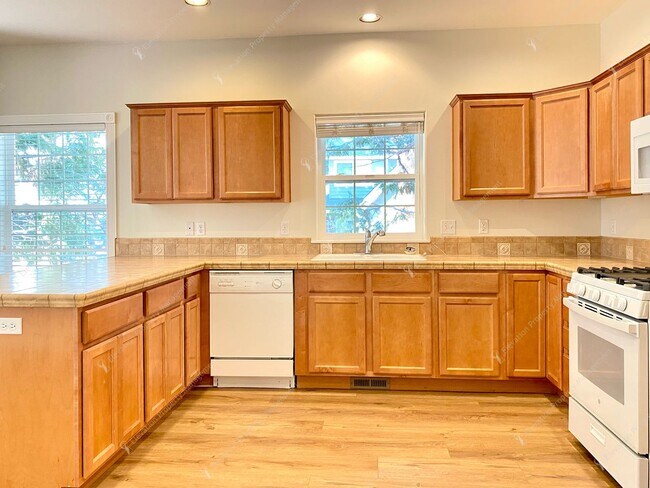 Building Photo - Beautiful, updated 3 BR on westside close to tons of recreation!