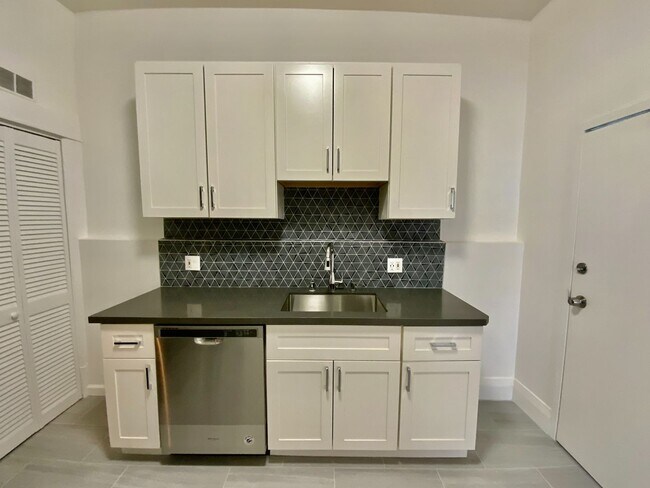 Building Photo - RENOVATED 2BR. Dishwasher! Laundry On-Site...