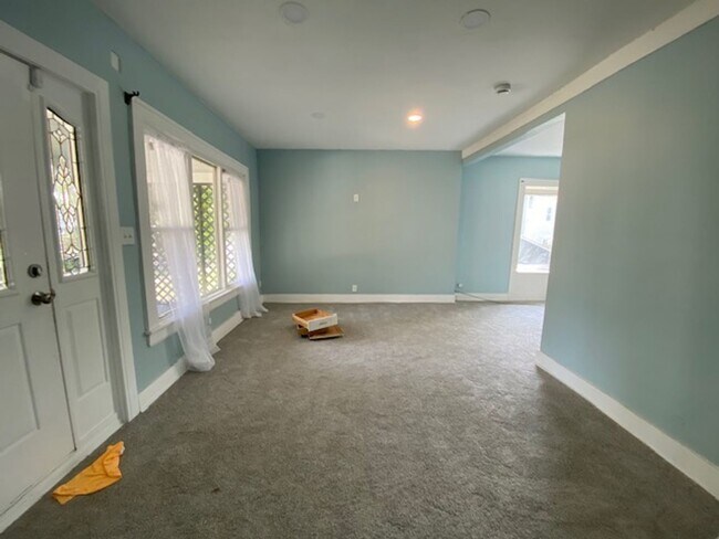Building Photo - Freshly Renovated 4BR with Big Backyard Vibes