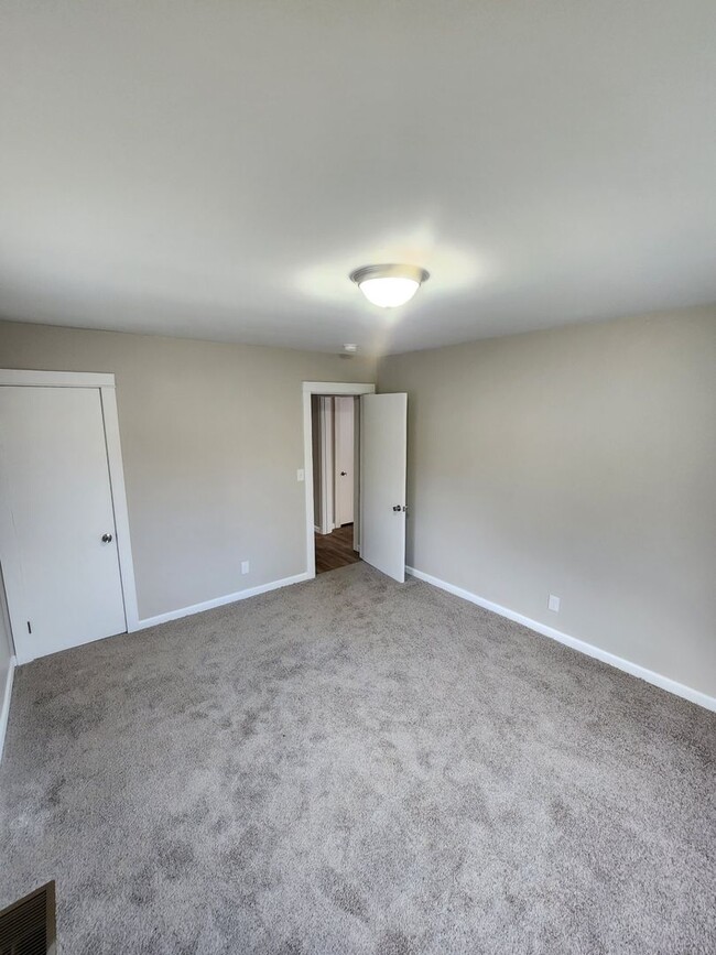 Building Photo - Newly Remodeled 6 Bedroom 1.5 Bath - Willi...