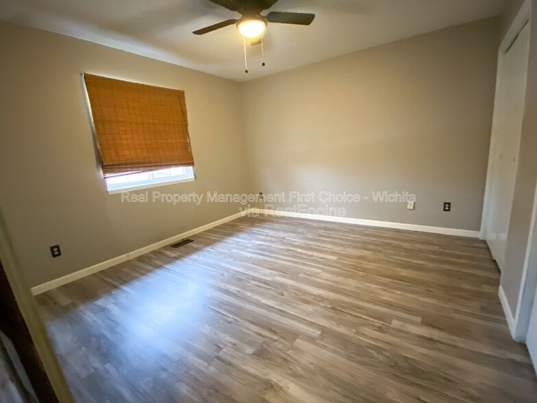 Building Photo - 10802 W Carr Ave