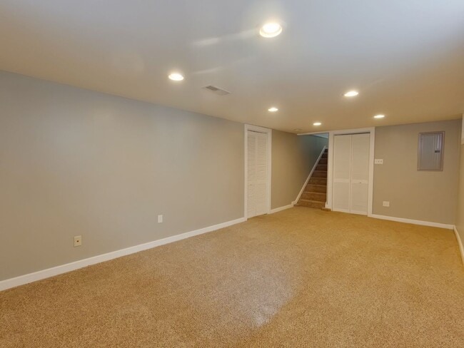 Building Photo - 242 S Bleckley Dr