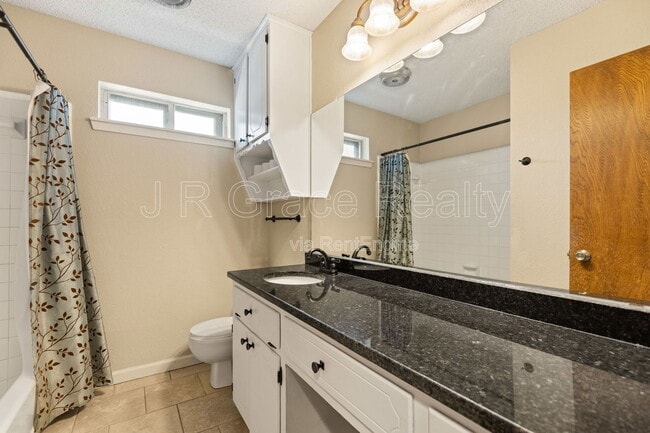 Building Photo - 429 Lindenwood Ln W