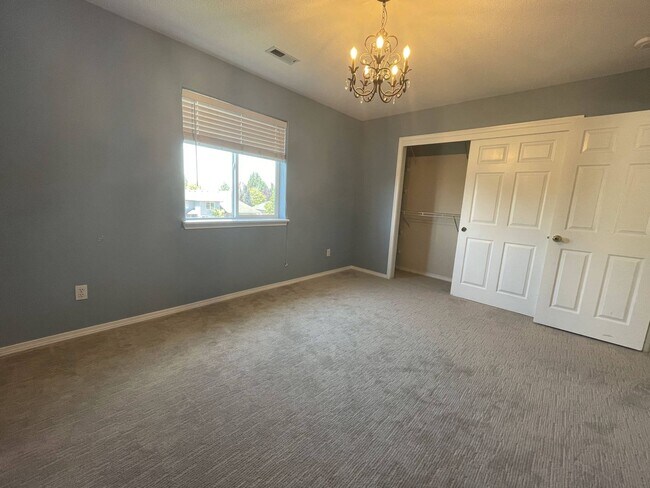 Building Photo - 5241 NW Skycrest Pkwy