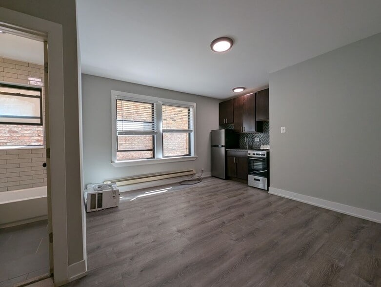 Building Photo - 4546 N Damen Ave