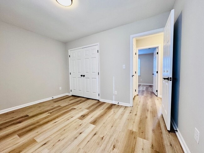 Building Photo - 40 Pine Dr