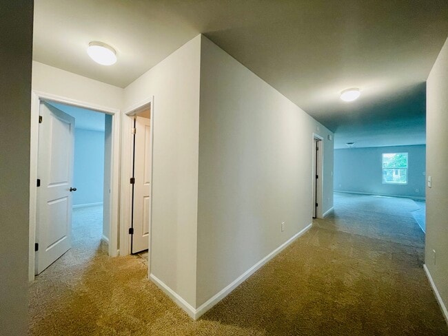 Building Photo - Gorgeous 4bed/3bath home w/ Fenced Yard in...