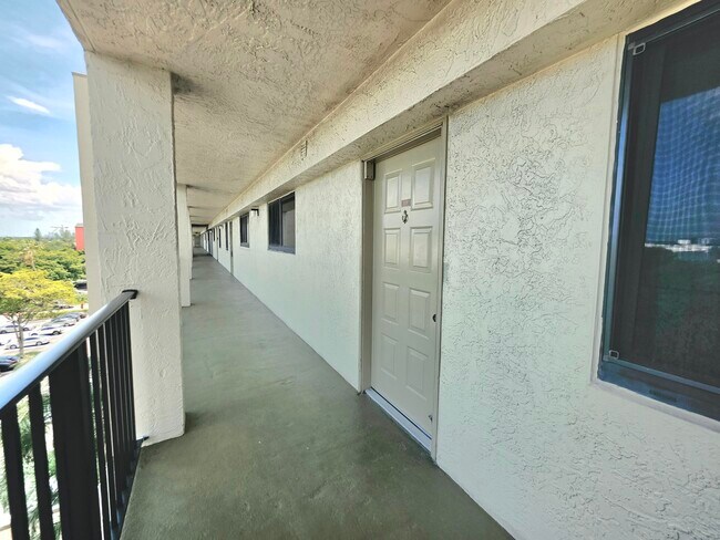 Building Photo - 2112 S Cypress Bend Dr