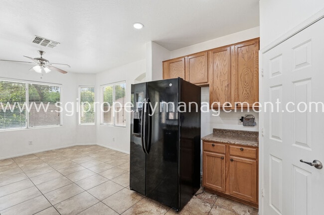 Building Photo - 6827 N 71st Dr