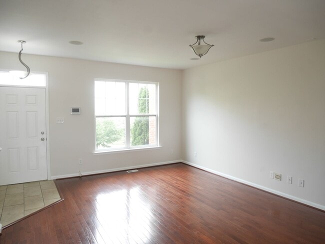 Building Photo - Rare Find! 4 Bedroom, 2 Bathroom Townhome ...