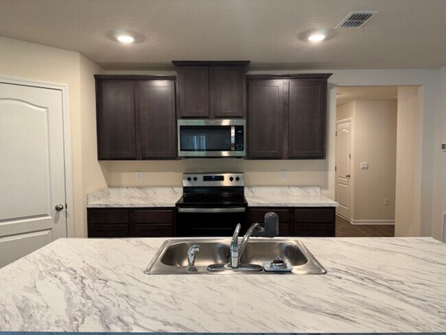 Building Photo - Like New 4/2 St. Augustine