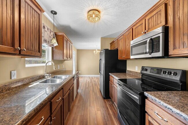 Building Photo - Move-In Ready Cottage on 1.36 Acres with L...