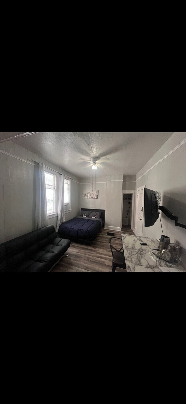 Building Photo - 608 N Nevada Ave