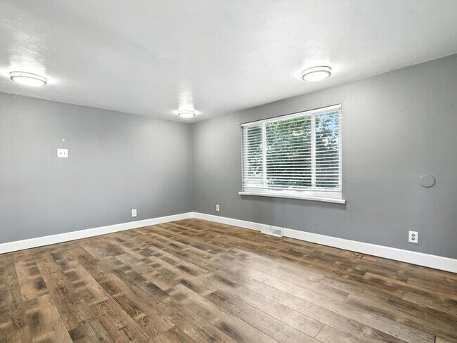 Building Photo - 2402 W 17th St