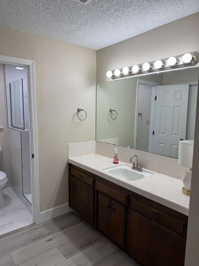 Building Photo - 497 E North Way