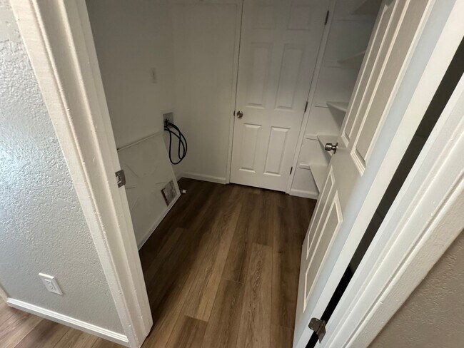 Building Photo - 3 bedroom, 2 bath, two car garage in Stead- pets welcome!