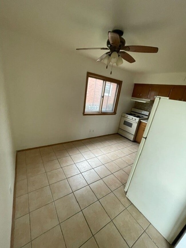 Building Photo - Charming & Bright 2-Bedroom Apartment in Milwaukee's Fairview Neighborhood!