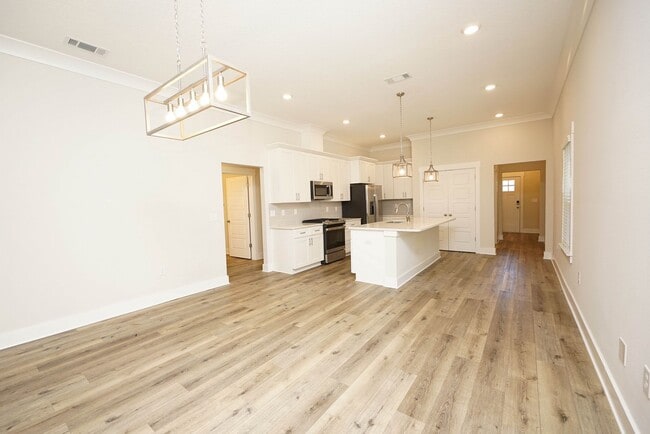 Building Photo - Four Bedroom Home